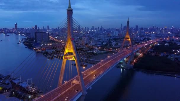 푸 미 폰 브릿지 건너 차오프라야 강 태국 방콕에서에서의 항공 보기 — 비디오