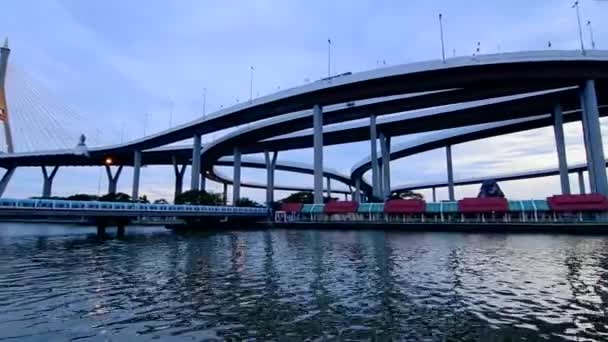 Widok z lotu ptaka bhumibol bridge przekraczania którego rzeki w bangkok Tajlandia — Wideo stockowe