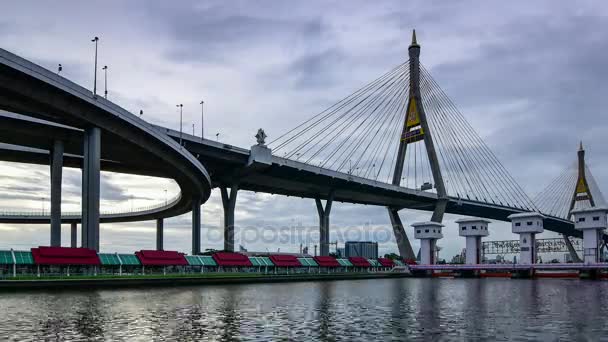 Bangkok Tayland da bhumibol köprü geçiş chaopraya Nehri'nin havadan görünümü — Stok video