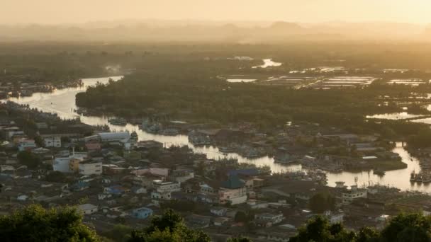 Solnedgång på Chumphon mynning viewpoint, Thailand. — Stockvideo
