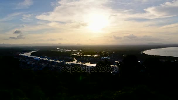 Puesta de sol en el mirador del estuario de Chumphon, Tailandia . — Vídeos de Stock