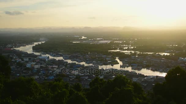 Ηλιοβασίλεμα στην εκβολή άποψη Τσουμπόν, Ταϊλάνδη. — Αρχείο Βίντεο