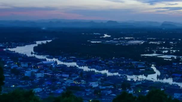 Ηλιοβασίλεμα στην εκβολή άποψη Τσουμπόν, Ταϊλάνδη. — Αρχείο Βίντεο
