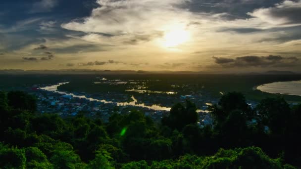 Pôr do sol no ponto de vista do estuário de Chumphon, Tailândia . — Vídeo de Stock