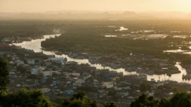 Günbatımında Chumphon Haliç bakış açısı, Tayland. 