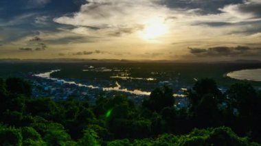 Günbatımında Chumphon Haliç bakış açısı, Tayland. 