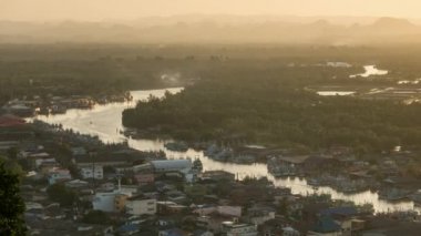 Günbatımında Chumphon Haliç bakış açısı, Tayland. 