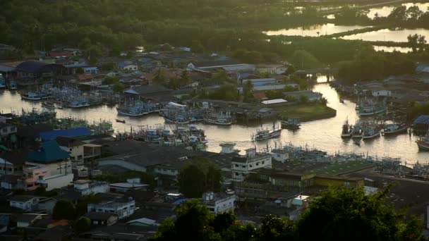 Puesta de sol en el mirador del estuario de Chumphon, Tailandia . — Vídeos de Stock