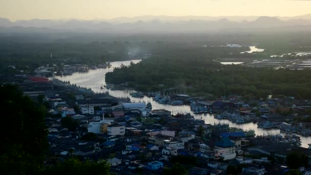 Pôr do sol no ponto de vista do estuário de Chumphon, Tailândia . — Vídeo de Stock