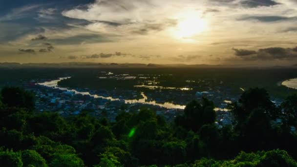 Закат на устье реки Чамфон, Таиланд . — стоковое видео