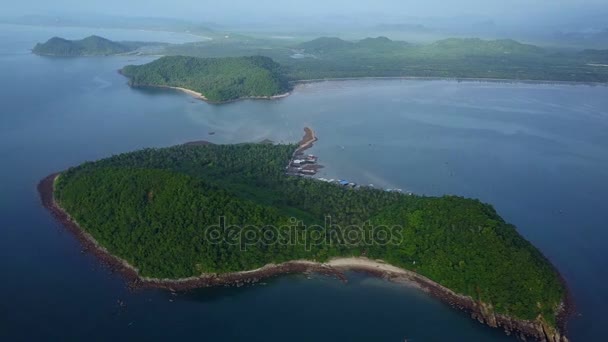 Koh Phitak rybářská vesnice, Chumphon, Thajsko. — Stock video