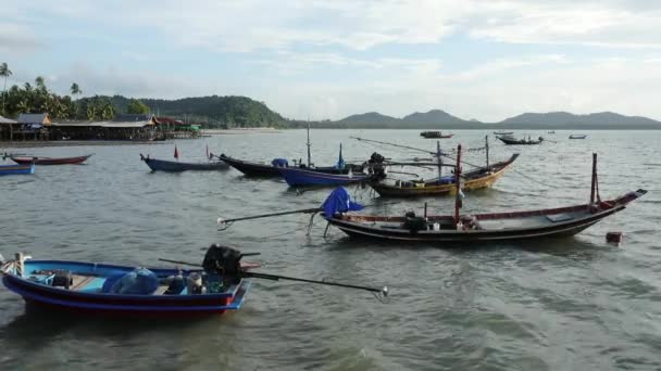 Koh Phitak halászfaluban, Chumphon, Thaiföld. — Stock videók