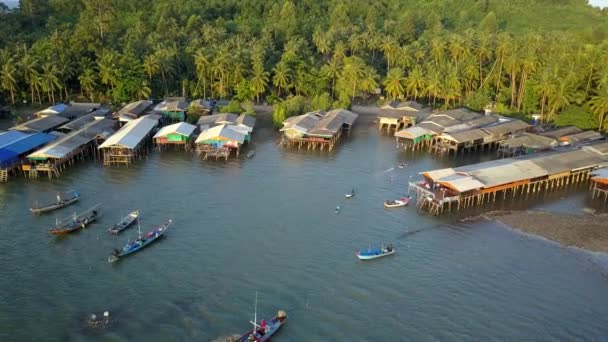 Koh Phitak fiskeläge, Chumphon, Thailand. — Stockvideo