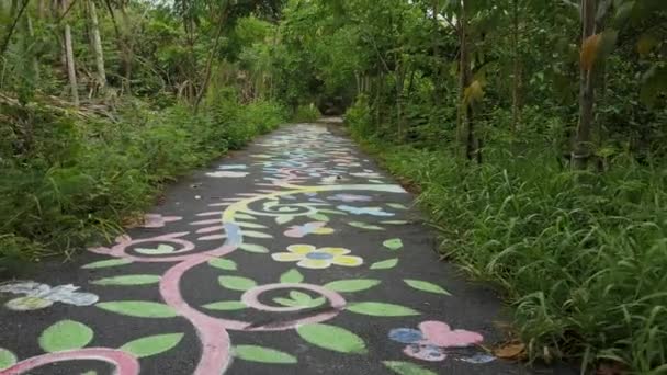 Fiets bloem weg in het park, Bang Kra Jao, Thailand — Stockvideo