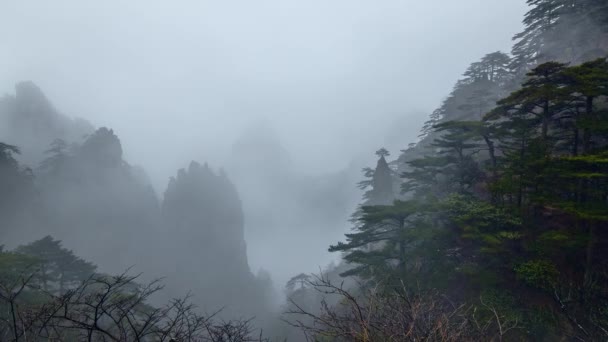 Güzel sahne üzerinde Huangshan, Çin — Stok video