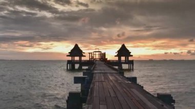 Djittabhawan Tapınağı turistik Pattaya, alacakaranlık ahşap köprü 