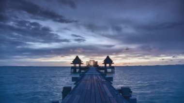 Djittabhawan Tapınağı turistik Pattaya, alacakaranlık ahşap köprü 
