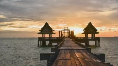 Djittabhawan Tapınağı turistik Pattaya, alacakaranlık ahşap köprü 