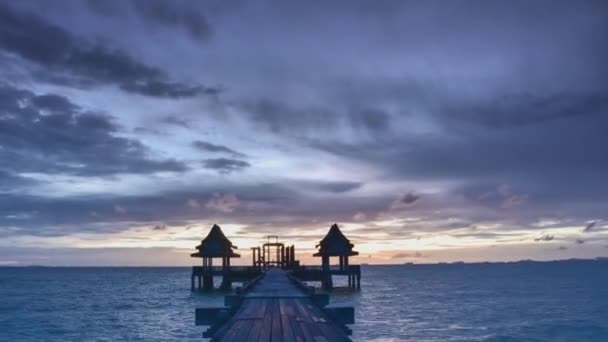 Puente de madera crepuscular en la atracción turística de Djittabhawan Temple en Pattaya — Vídeos de Stock