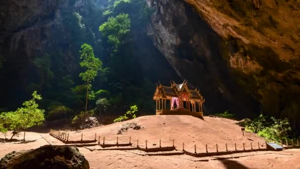 Pavillon en Phraya Nakorn cueva cerca de Hua Hin, Tailandia. Parque Nacional Khao Sam Roi Yot, Tailandia — Vídeo de stock
