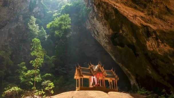 Pavillon en Phraya Nakorn cueva cerca de Hua Hin, Tailandia. Parque Nacional Khao Sam Roi Yot, Tailandia — Vídeo de stock