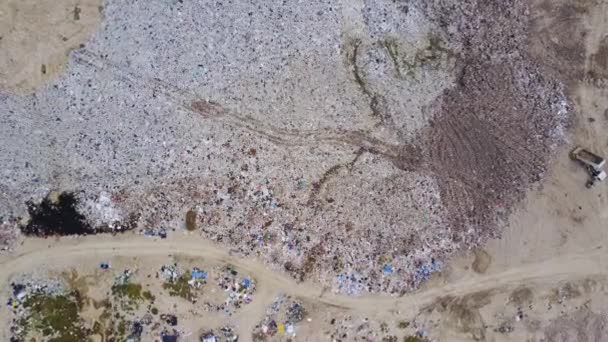 Вид с воздуха на мусорную свалку — стоковое видео