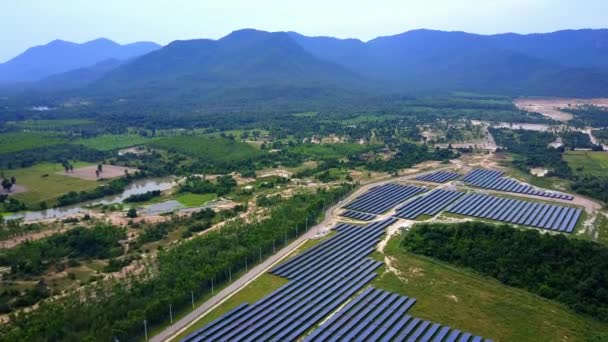 太阳能农场，从空中，泰国的太阳能电池板 — 图库视频影像