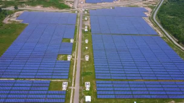 Zonne-boerderij, zonnepanelen van antenne, Thailand — Stockvideo