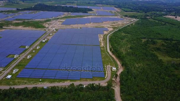 Sluneční farma, solární panely od antény, Thajsko — Stock video