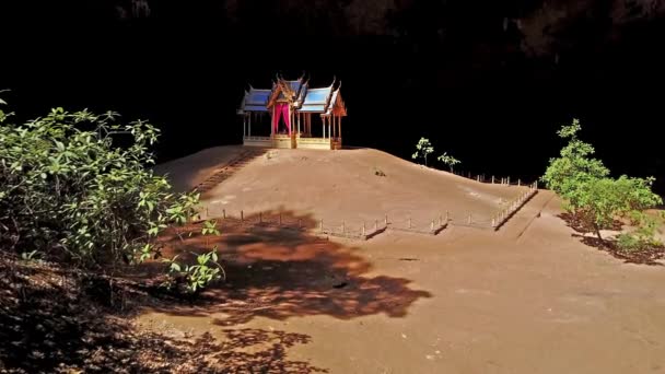 近くのホアヒン、タイのチャオプラヤ ナコーン洞窟のパビリオン.国立公園カオ サム ロイ ヨー、タイ — ストック動画