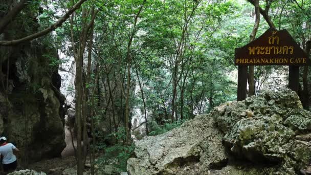 Pavillon en Phraya Nakorn cueva cerca de Hua Hin, Tailandia. Parque Nacional Khao Sam Roi Yot, Tailandia — Vídeo de stock