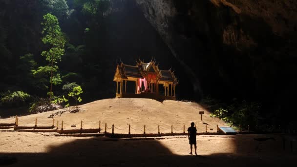 Pavillon in Phraya Nakorn grot in de buurt van Hua Hin, Thailand. Nationaal Park Khao Sam Roi Yot, Thailand — Stockvideo