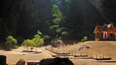 Pavillon Hua Hin, Tayland yakın Phraya Nakorn mağarada. Milli Park Khao Sam ROI Yot, Tayland 