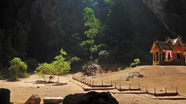 Pavillon in phraya nakorn höhle in der Nähe hua hin, thailand. Nationalpark khao sam roi yot, Thailand — Stockvideo