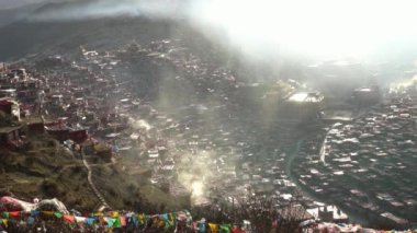 Larung gar (Budist Akademisi) de Sichuan, Çin. Larung Vadisi içinde Sertar County, Garze Tibet Özerk İli, Tibet, Kham (Xikang), Çin bir şehirdir. 