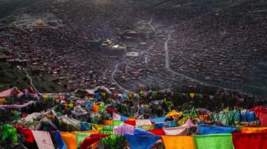 Larung gar (Budist Akademisi) de Sichuan, Çin. Larung Vadisi içinde Sertar County, Garze Tibet Özerk İli, Tibet, Kham (Xikang), Çin bir şehirdir. 