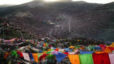 Larung gar (Budist Akademisi) de Sichuan, Çin. Larung Vadisi içinde Sertar County, Garze Tibet Özerk İli, Tibet, Kham (Xikang), Çin bir şehirdir. 