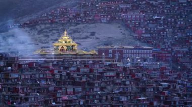 Larung gar (Budist Akademisi) de Sichuan, Çin. Larung Vadisi içinde Sertar County, Garze Tibet Özerk İli, Tibet, Kham (Xikang), Çin bir şehirdir. 