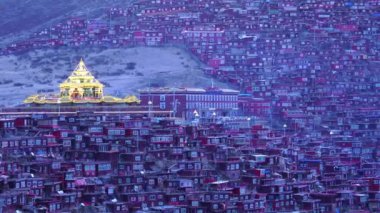 Larung gar (Budist Akademisi) de Sichuan, Çin. Larung Vadisi içinde Sertar County, Garze Tibet Özerk İli, Tibet, Kham (Xikang), Çin bir şehirdir. 