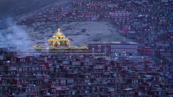 Larung гр (буддійських академії) в провінції Сичуань, Китай. Долина Larung — село в Sertar County з Garze Тибетський автономний округ, в Тибеті, Кхам (Xikang), Китай. — стокове відео