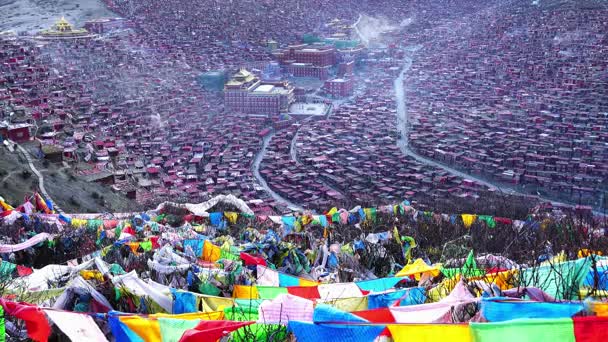 Larung gar (Academia Budista) em Sichuan, China. Larung Valley é uma cidade localizada no estado americano de China, no Condado de Sertar e Condado de Garze. . — Vídeo de Stock