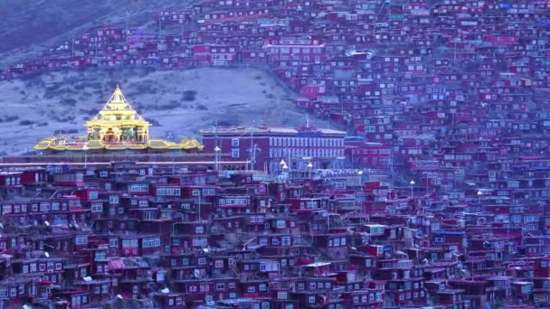 Larung gar (Buddyjski Academy) w prowincji Syczuan, Chiny. Larung Valley – miasto w Sertar County w Garze tybetańskiej autonomicznej prefekturze w Tybecie, Kham (Xikang), Chiny. — Wideo stockowe