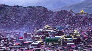 Larung gar (Budist Akademisi) de Sichuan, Çin. Larung Vadisi içinde Sertar County, Garze Tibet Özerk İli, Tibet, Kham (Xikang), Çin bir şehirdir. 
