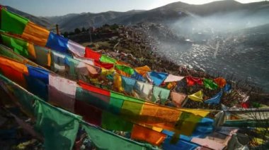Larung gar (Budist Akademisi) de Sichuan, Çin. Larung Vadisi içinde Sertar County, Garze Tibet Özerk İli, Tibet, Kham (Xikang), Çin bir şehirdir. 