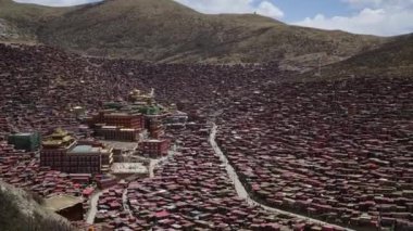 Larung gar (Budist Akademisi) de Sichuan, Çin. Larung Vadisi içinde Sertar County, Garze Tibet Özerk İli, Tibet, Kham (Xikang), Çin bir şehirdir. 