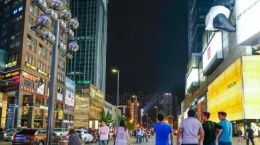 Chengdu, Çin - 8 Mayıs 2016 - bir sürü insan ünlü sokak Chunxi yol Chengdu, Sichuan Eyaleti Çin başkenti alışveriş yayalara ayrılmış. 