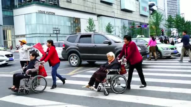 Chengdu, China - 8 de mayo de 2016 - Mucha gente en la famosa calle comercial peatonal Chunxi en Chengdu, la capital de la provincia de Sichuan en China . — Vídeo de stock