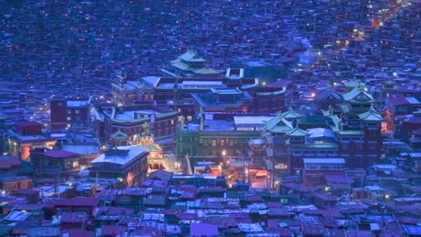 雀鳝 Larung （佛学院） 在中国四川。Larung 谷是一个小镇在色达县的甘孜藏族自治州，在西藏，康 （西康），中国. — 图库视频影像
