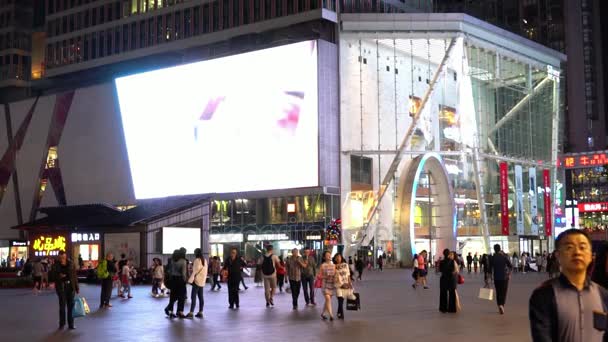 Chengdu, China - 8 de mayo de 2016 - Mucha gente en la famosa calle comercial peatonal Chunxi en Chengdu, la capital de la provincia de Sichuan en China . — Vídeo de stock