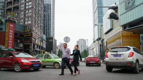 Chengdu, Čína - 8. května 2016 - spousta lidí na známé pěší nákupní ulici Chunxi road v Čcheng-tu, hlavním městě provincie s '-čchuan v Číně. — Stock video